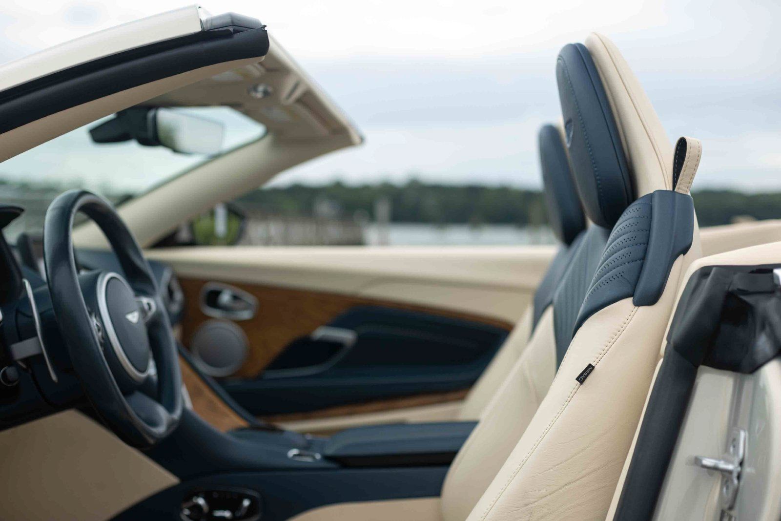 Used 2019 Aston Martin DB11 Volante RWD image 17