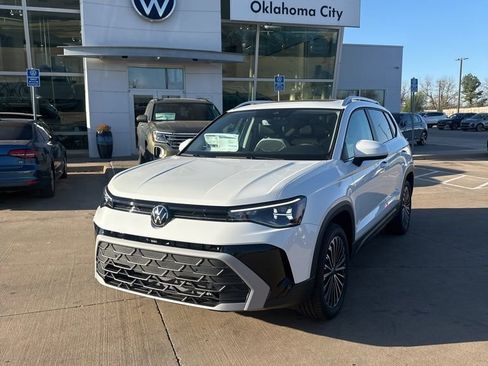 New 2026 Volkswagen Taos SE FWD image 1