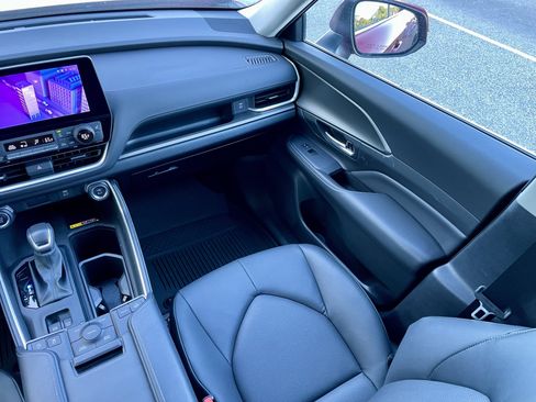 Used 2024 Toyota Grand Highlander AWD image 17