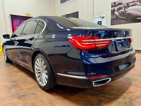 Used 2018 BMW 740i image 7