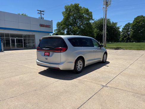 Used 2024 Chrysler Pacifica Touring-L FWD image 3