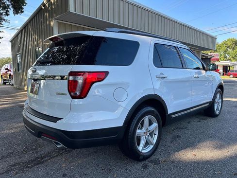 Used 2018 Ford Explorer XLT image 3