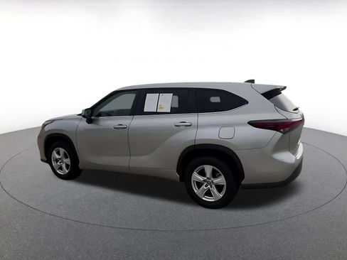 Used 2025 Toyota Highlander LE FWD image 9