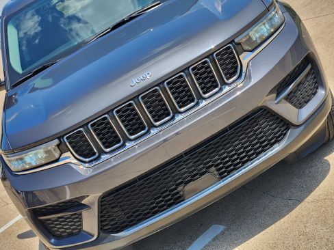 Used 2023 Jeep Grand Cherokee Laredo w/ Luxury Tech Group I RWD image 14