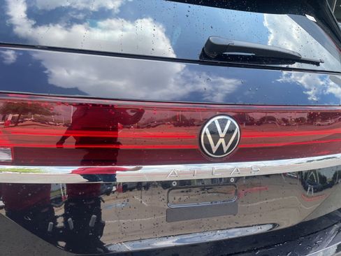 Used 2025 Volkswagen Atlas SE image 12