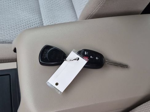 Used 2012 Toyota Camry LE FWD image 38