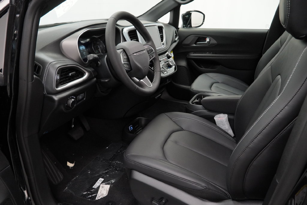New 2027 Chrysler Pacifica Select FWD image 16
