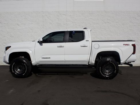 Used 2026 Toyota Tacoma SR5 image 4