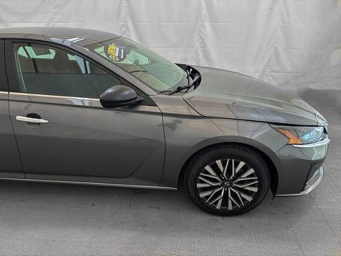 Used 2025 Nissan Altima 2.5 SV FWD image 9