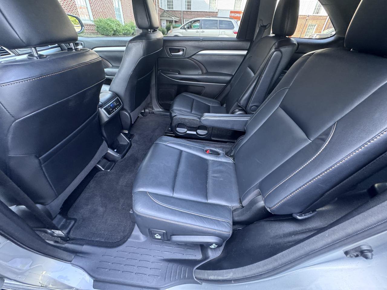 Used 2018 Toyota Highlander XLE AWD/4WD image 30