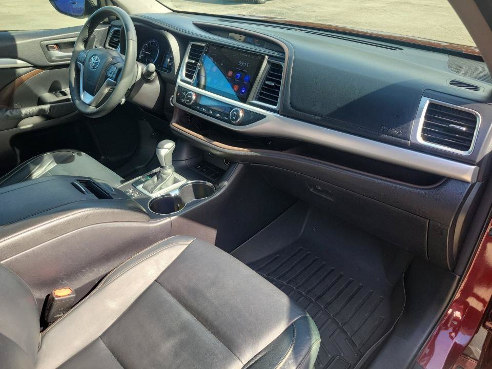 Used 2014 Toyota Highlander XLE FWD image 32