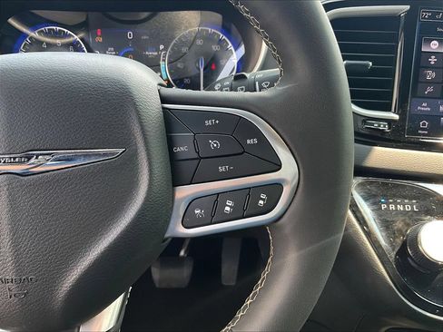 Used 2025 Chrysler Pacifica Select FWD image 12