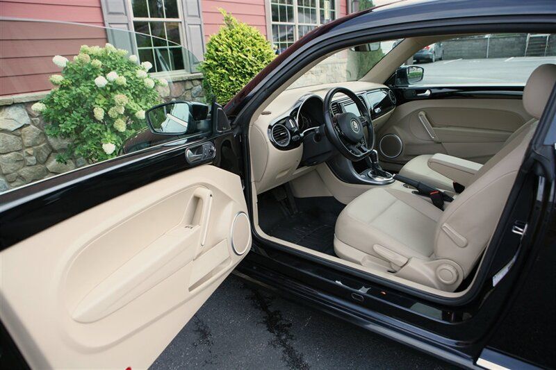 Used 2019 Volkswagen Beetle 2.0T SE w/ SE Premium Package FWD image 8