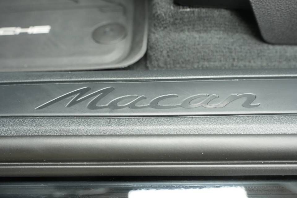 Certified 2026 Porsche Macan AWD/4WD image 32