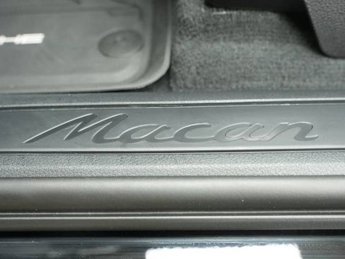 Certified 2026 Porsche Macan AWD/4WD image 32