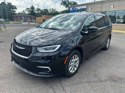Used 2026 Chrysler Pacifica Select FWD image 1