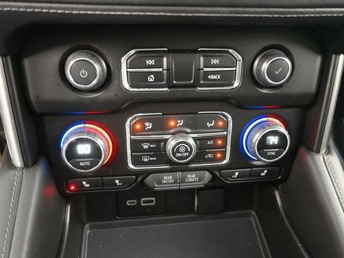 Used 2024 Chevrolet Suburban Z71 w/ Luxury Package image 27