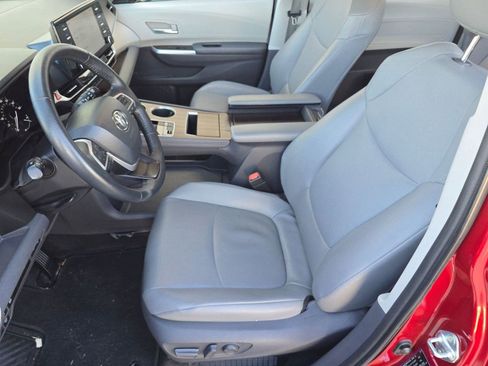 Used 2021 Toyota Sienna XLE image 4