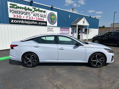 Used 2024 Nissan Altima 2.5 SR FWD image 8