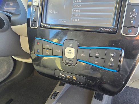 Used 2014 Nissan Leaf SV w/ LED & Quick Charge Package image 18