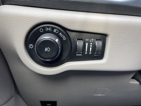 Used 2021 Chrysler Pacifica Touring-L w/ Uconnect Theater Family Group image 27