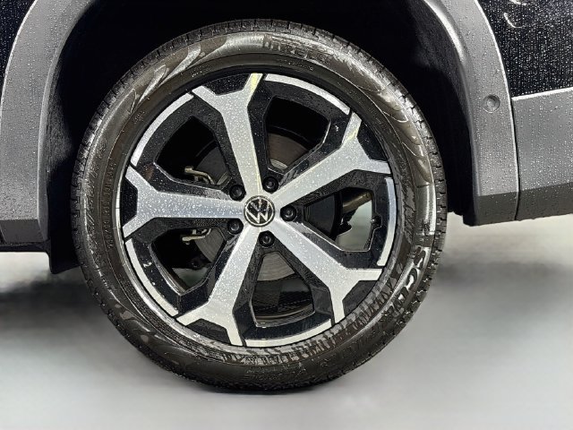 Certified 2025 Volkswagen Tiguan SE FWD image 30