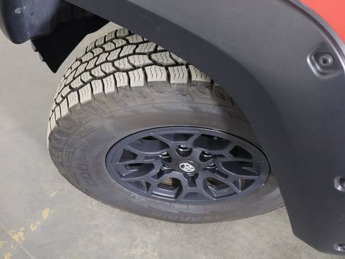 Used 2022 Toyota Tacoma SR5 w/ Technology Package RWD image 40