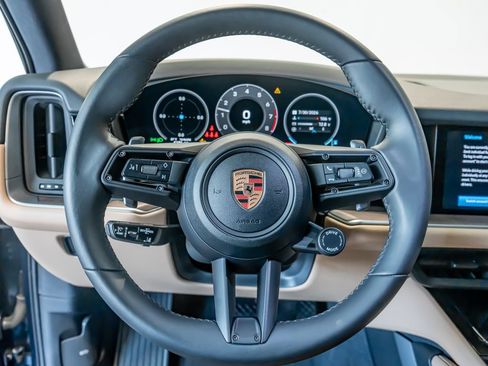 Certified 2025 Porsche Cayenne AWD/4WD image 18