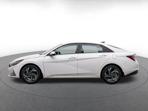 Used 2025 Hyundai Elantra SEL FWD image 4