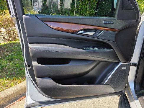 Used 2019 Cadillac Escalade ESV Luxury AWD/4WD image 10