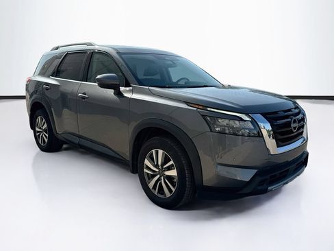 Used 2025 Nissan Pathfinder SL AWD/4WD image 3