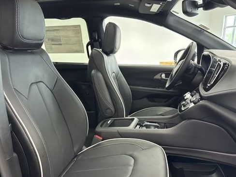 New 2027 Chrysler Pacifica Limited AWD/4WD image 23