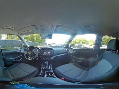 Used 2025 Kia Soul LX w/ LX Technology Package FWD image 40