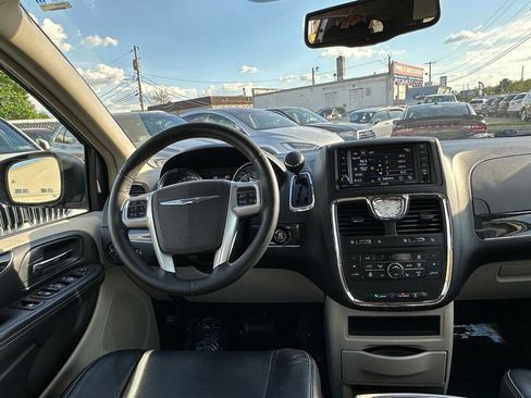 Used 2014 Chrysler Town & Country Touring-L w/ Driver Convenience Group image 26