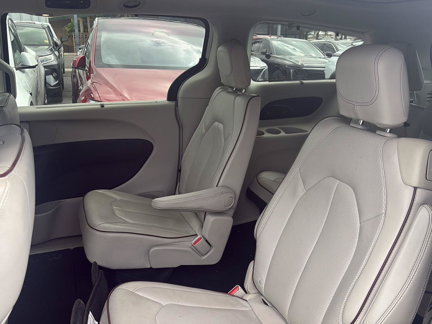 Used 2020 Chrysler Pacifica Limited FWD image 19