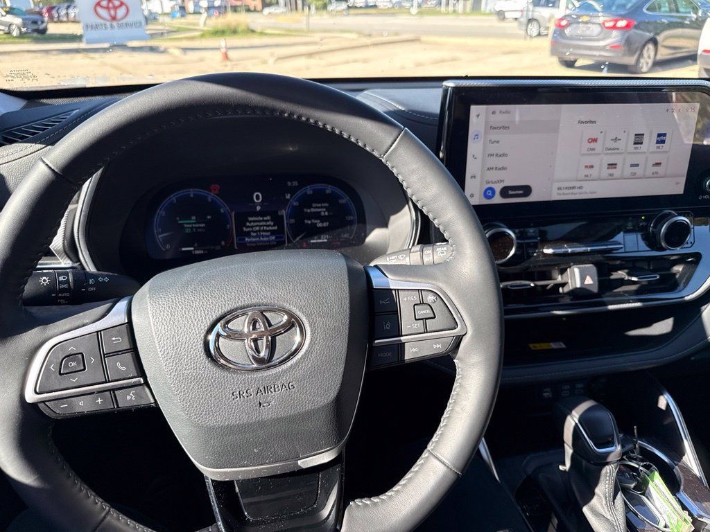 Used 2024 Toyota Highlander Platinum AWD/4WD image 18