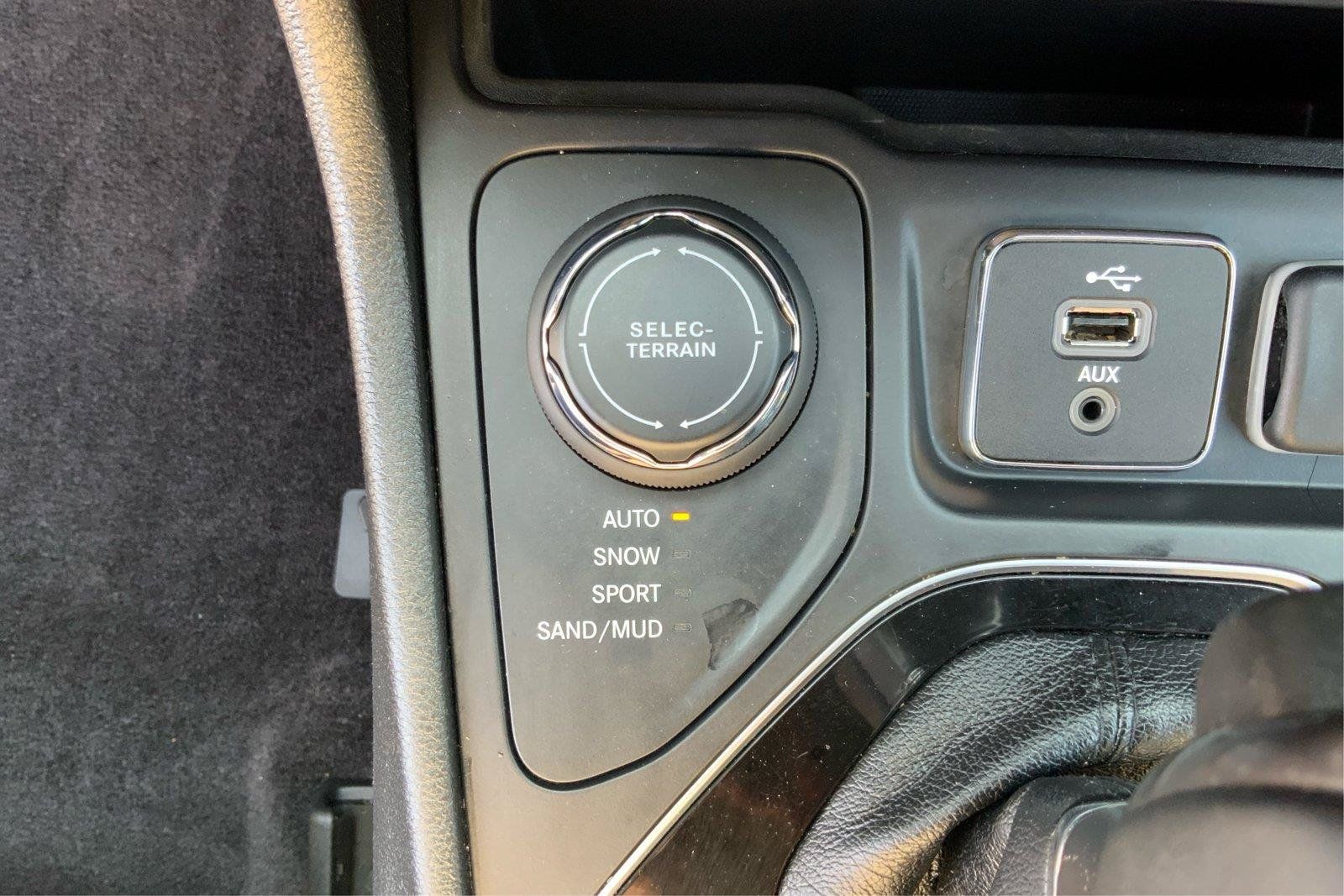 Used 2019 Jeep Cherokee Limited AWD/4WD image 36