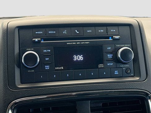 Used 2016 Dodge Grand Caravan American Value Package w/ UConnect Hands-Free Group FWD image 9