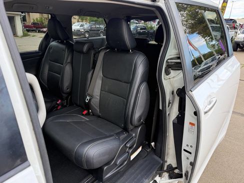 Used 2017 Toyota Sienna SE Premium image 13