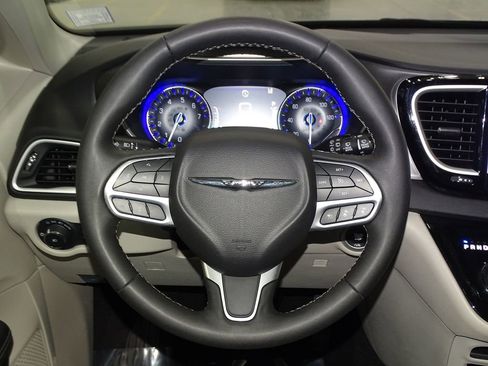 Used 2024 Chrysler Pacifica Touring-L image 24