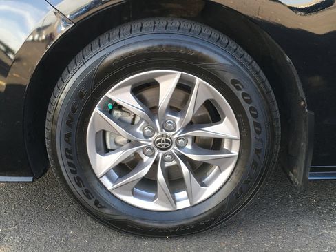 Used 2022 Toyota Sienna XLE FWD image 38