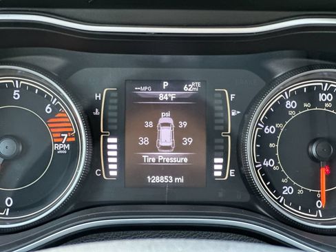 Used 2019 Jeep Cherokee Latitude Plus FWD image 26