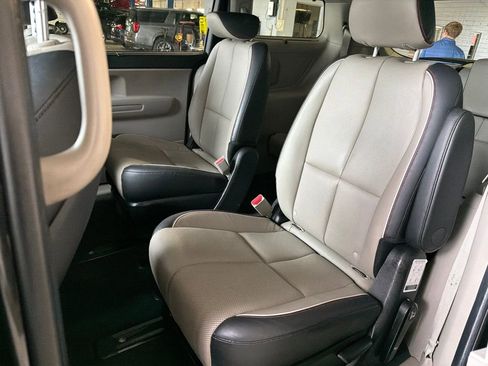 Used 2020 Kia Sedona EX FWD image 9