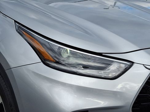 Certified 2021 Toyota Highlander XLE image 10