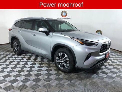 Used 2023 Toyota Highlander XLE AWD/4WD image 16