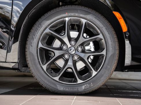 New 2026 Chrysler Pacifica Limited image 16