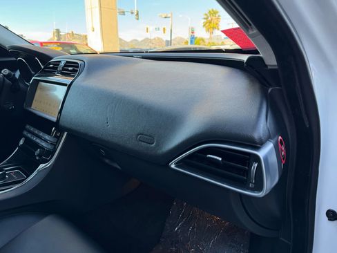 Used 2019 Jaguar XE Premium RWD image 19