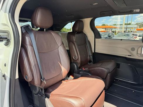 Used 2021 Toyota Sienna Platinum FWD image 24
