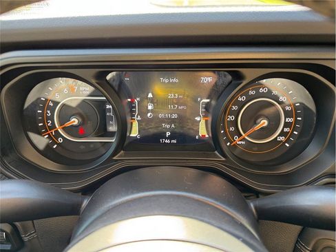 Used 2025 Jeep Gladiator Rubicon w/ Convenience Group AWD/4WD image 17