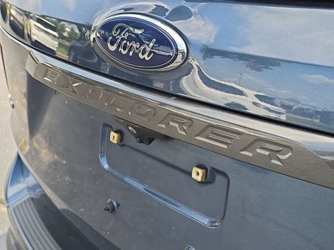 Used 2018 Ford Explorer XLT w/ Equipment Group 202A AWD/4WD image 30